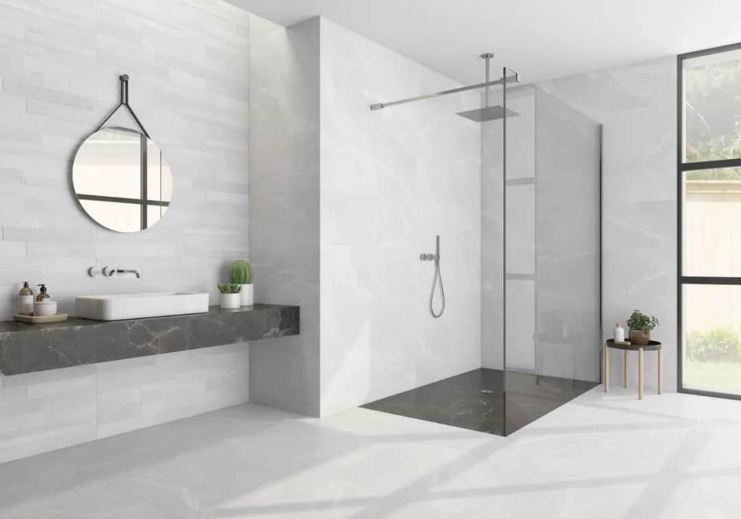 Fuga do białych płytek: biała, szara, czarna? Wybierz idealną!