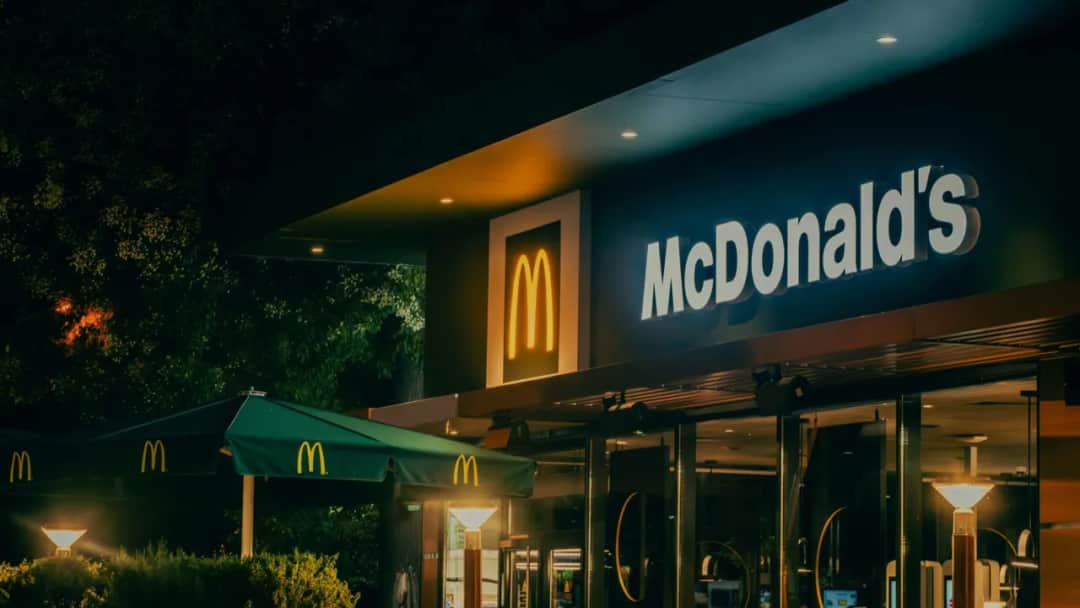 Chcesz otworzyć McDonald's w Polsce? Poznaj koszty i warunki.