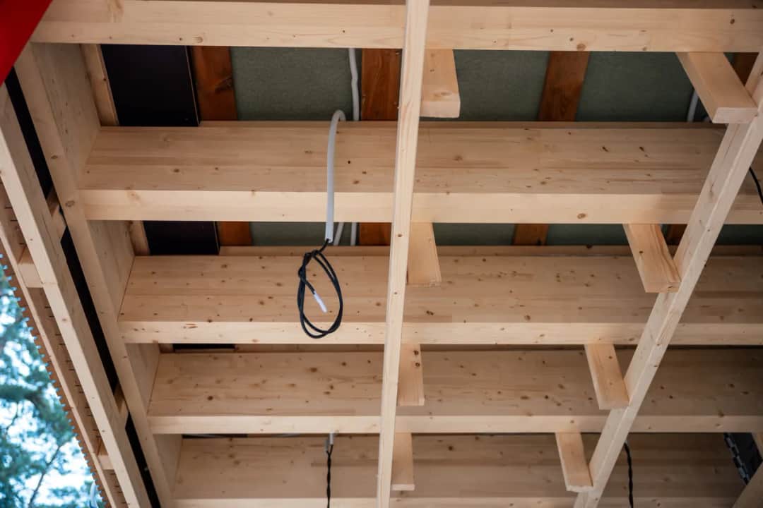 Strop drewniany 4m: Jakie belki wybrać? Uniknij błędów!