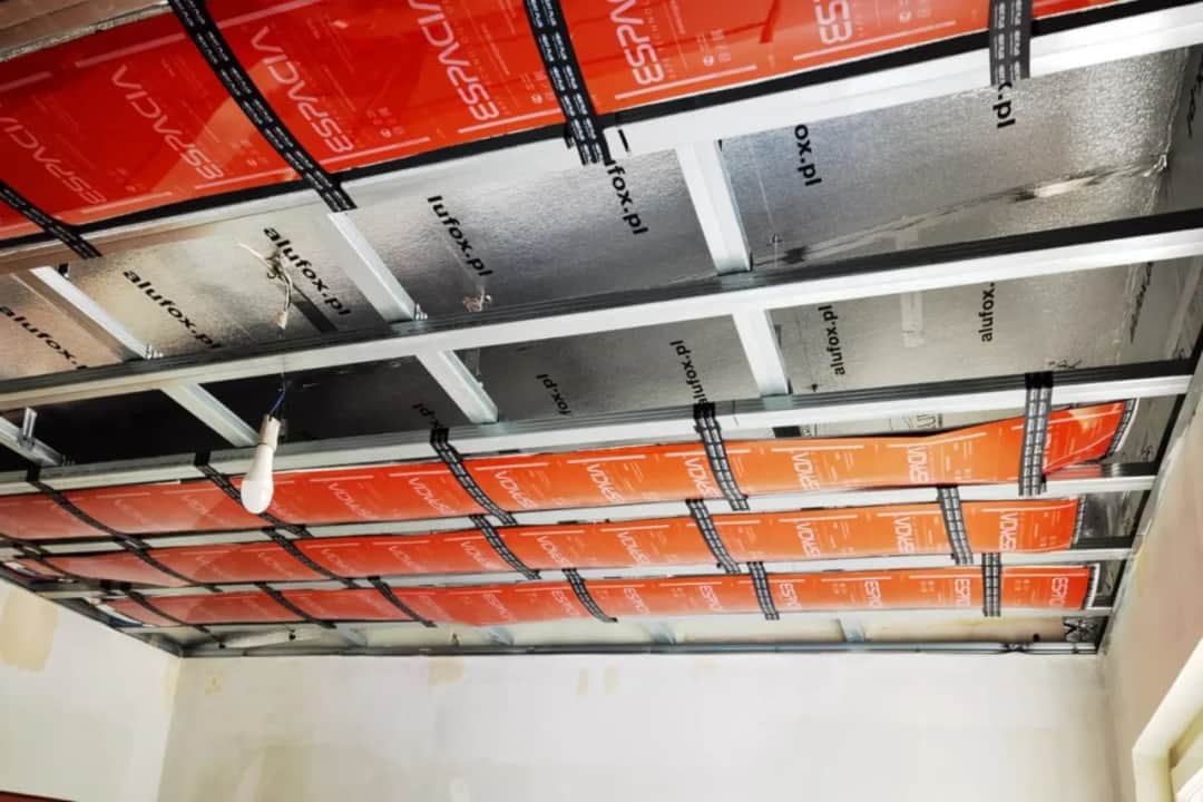 Folia na stropie: Obowiązek czy zbędny wydatek?